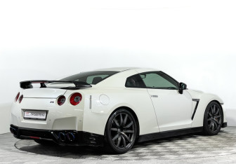 Подержанный автомобиль Nissan GT-R 2011 года (5 фото)