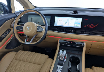 Подержанный автомобиль Voyah Dream 2023 года (26 фото)