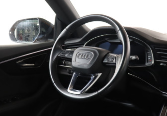 Подержанный автомобиль Audi Q8 2018 года (15 фото)