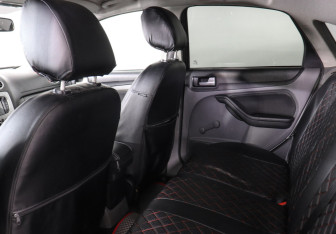 Подержанный автомобиль Ford Focus Hatchback 2011 года (12 фото)
