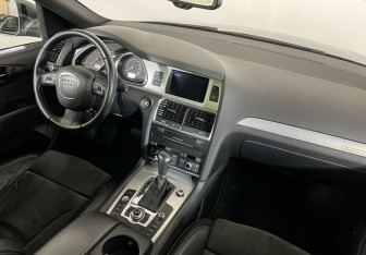 Подержанный автомобиль Audi Q7 2009 года (9 фото)