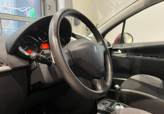 Подержанный автомобиль Peugeot 207 Hatchback 2008 года (11 фото)