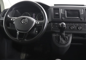 Подержанный автомобиль Volkswagen Caravelle 2015 года (12 фото)