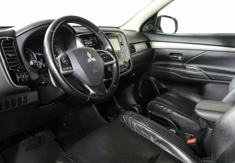 Подержанный автомобиль Mitsubishi Outlander 2014 года (12 фото)