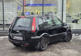 Подержанный автомобиль Ford Fusion 2011 года (8 фото)