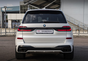 Подержанный автомобиль BMW X7 2024 года (6 фото)