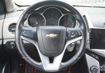 Подержанный автомобиль Chevrolet Cruze Hatchback 2013 года (14 фото)