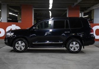 Подержанный автомобиль Toyota Land Cruiser Suv 2015 года (8 фото)