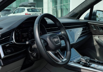 Подержанный автомобиль Audi Q7 2021 года (13 фото)