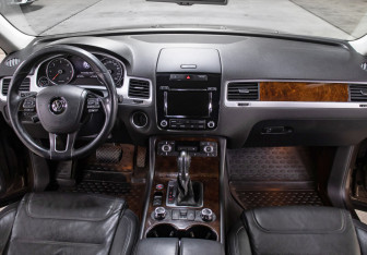 Подержанный автомобиль Volkswagen Touareg 2013 года (14 фото)