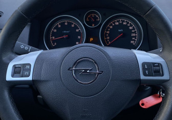 Подержанный автомобиль Opel Astra Sedan 2012 года (14 фото)