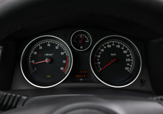 Подержанный автомобиль Opel Astra Wagon 2011 года (11 фото)