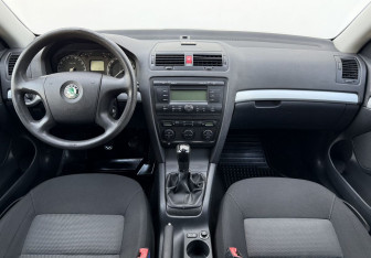 Подержанный автомобиль Skoda Octavia Liftback 2008 года (12 фото)
