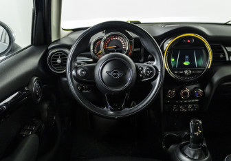Подержанный автомобиль MINI Hatch 2019 года (12 фото)