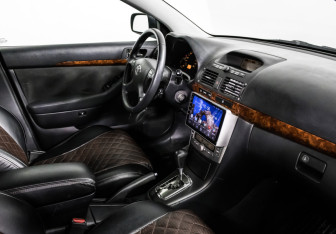 Подержанный автомобиль Toyota Avensis Sedan 2004 года (9 фото)