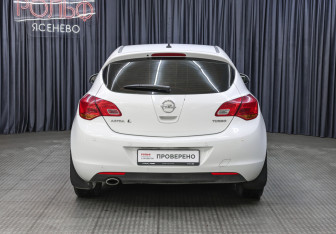 Подержанный автомобиль Opel Astra Hatchback 2011 года (6 фото)