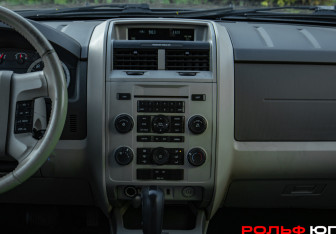 Подержанный автомобиль Ford Escape 2010 года (11 фото)