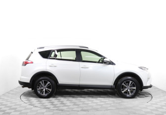 Подержанный автомобиль Toyota RAV4 2015 года (4 фото)