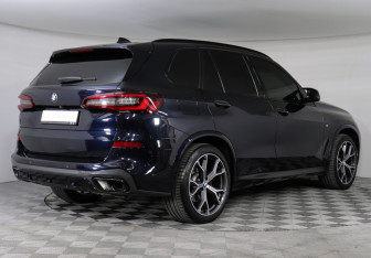 Подержанный автомобиль BMW X5 2021 года (2 фото)