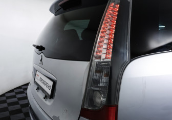 Подержанный автомобиль Mitsubishi Grandis 2008 года (21 фото)