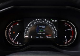 Подержанный автомобиль Toyota RAV4 2023 года (15 фото)