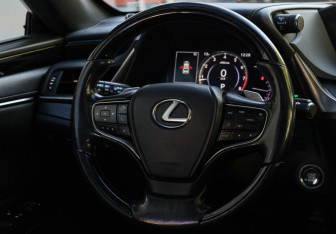 Подержанный автомобиль Lexus ES 2019 года (11 фото)