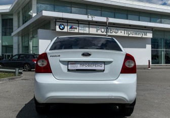 Подержанный автомобиль Ford Focus Sedan 2010 года (6 фото)