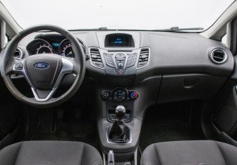 Подержанный автомобиль Ford Fiesta Sedan 2015 года (13 фото)