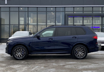 Подержанный автомобиль BMW X7 2022 года (8 фото)
