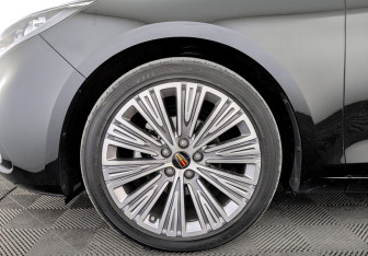 Подержанный автомобиль Hongqi H5 2022 года (17 фото)