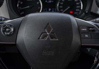 Подержанный автомобиль Mitsubishi Outlander 2018 года (11 фото)