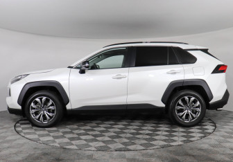 Подержанный автомобиль Toyota RAV4 2023 года (8 фото)