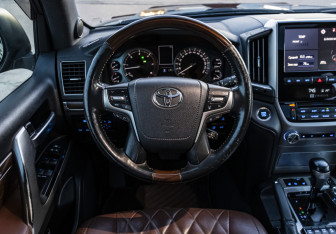 Подержанный автомобиль Toyota Land Cruiser Suv 2016 года (10 фото)