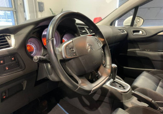 Подержанный автомобиль Citroen C4 Hatchback 2011 года (13 фото)