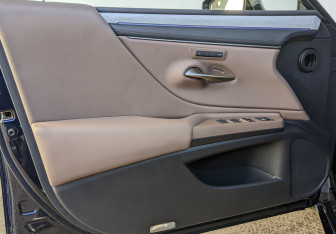 Подержанный автомобиль Lexus ES 2025 года (18 фото)