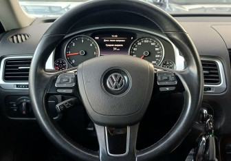 Подержанный автомобиль Volkswagen Touareg 2011 года (12 фото)
