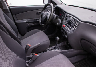 Подержанный автомобиль Kia Rio Hatchback 2010 года (9 фото)