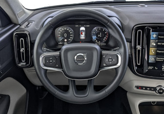 Подержанный автомобиль Volvo XC40 2021 года (21 фото)