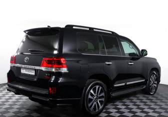 Подержанный автомобиль Toyota Land Cruiser Suv 2019 года (5 фото)