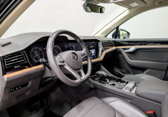 Подержанный автомобиль Volkswagen Touareg 2019 года (17 фото)