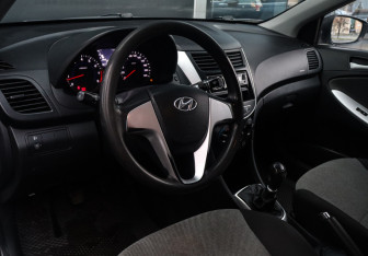 Подержанный автомобиль Hyundai Solaris Sedan 2011 года (11 фото)