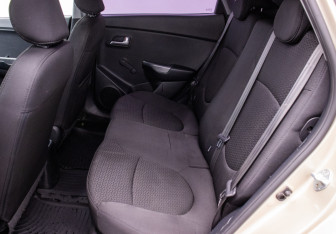 Подержанный автомобиль Kia Rio Hatchback 2015 года (11 фото)