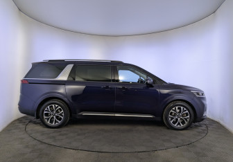 Подержанный автомобиль Kia Carnival 2021 года (4 фото)