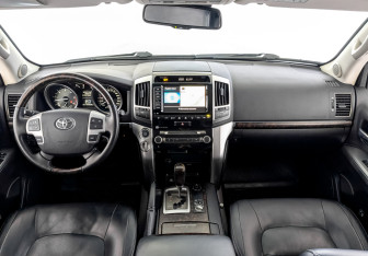 Подержанный автомобиль Toyota Land Cruiser Suv 2013 года (14 фото)