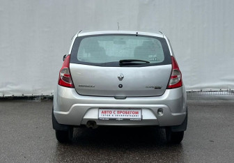 Подержанный автомобиль Renault Sandero 2012 года (6 фото)