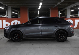 Подержанный автомобиль Audi Q8 2019 года (8 фото)