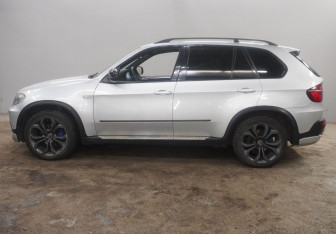 Подержанный автомобиль BMW X5 2007 года (8 фото)