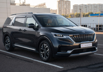 Подержанный автомобиль Kia Carnival 2021 года (3 фото)