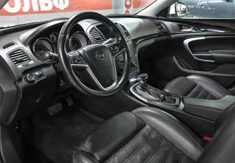 Подержанный автомобиль Opel Insignia Wagon 2011 года (16 фото)