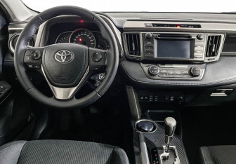 Подержанный автомобиль Toyota RAV4 2015 года (12 фото)